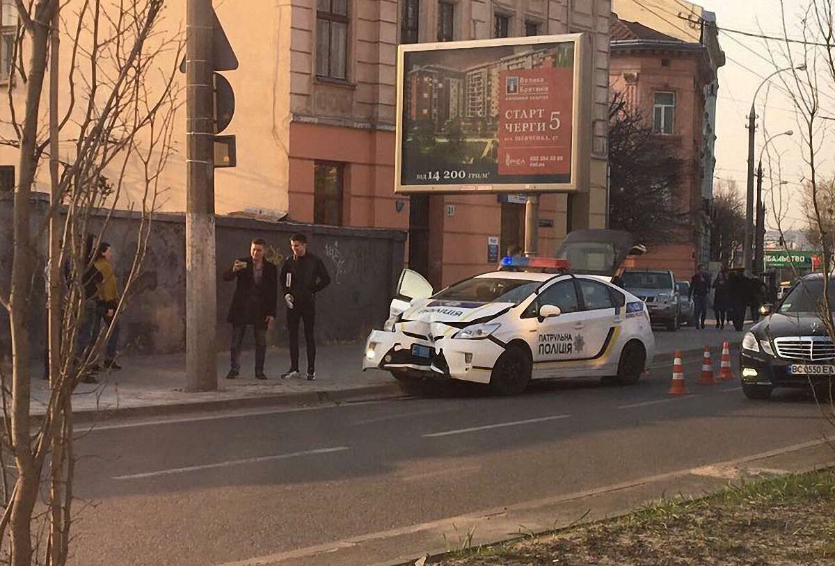 Машина патрульної поліції у Львові влетіла в електроопору