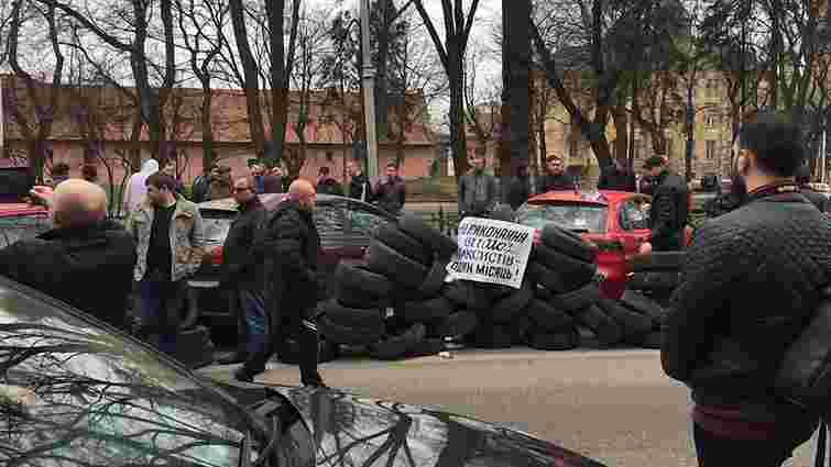 У Львові таксисти шинами заблокували вхід до ЛОДА