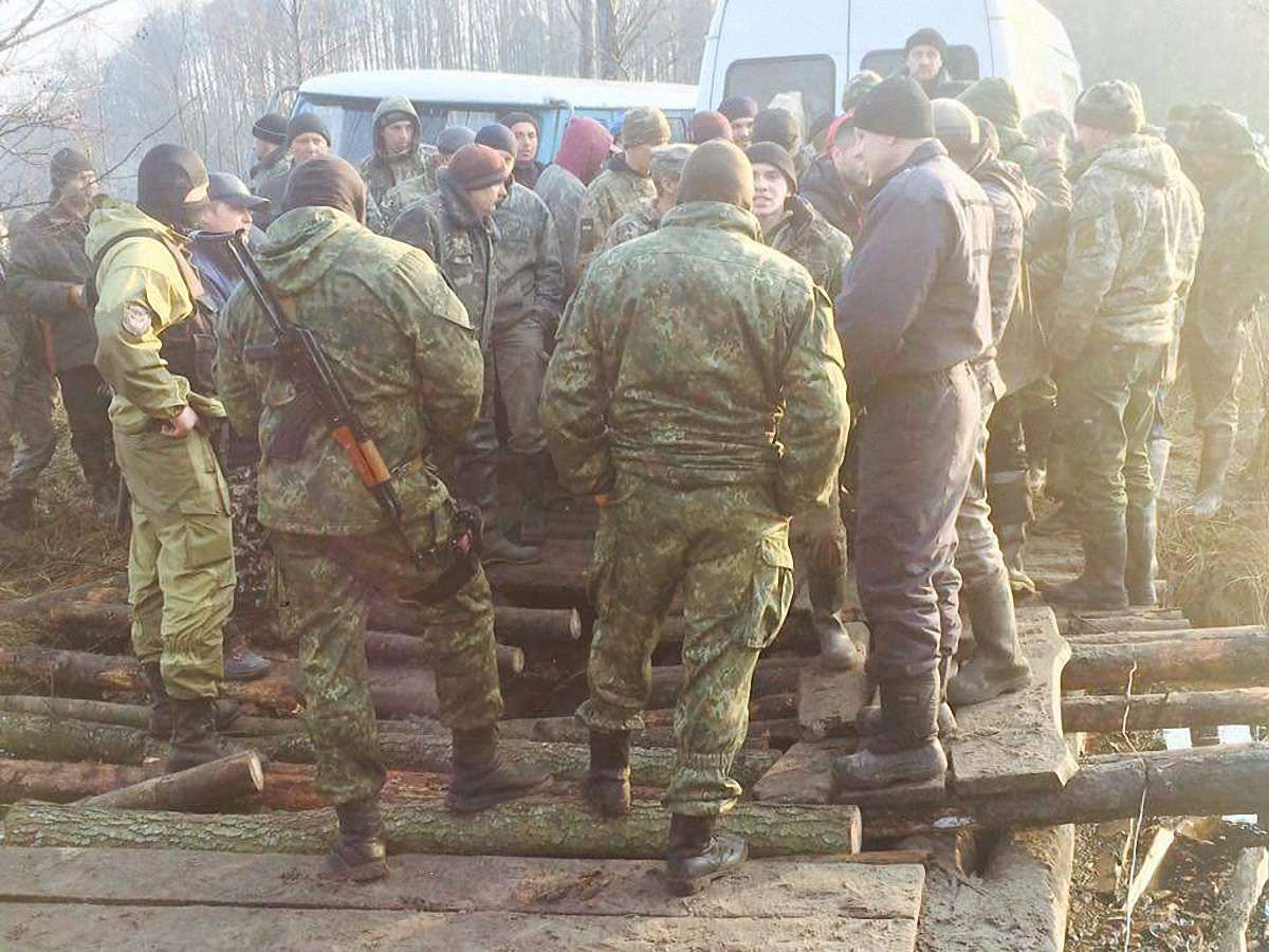 На Рівненщині копачі бурштину розвалили міст і заблокували підрозділ поліції
