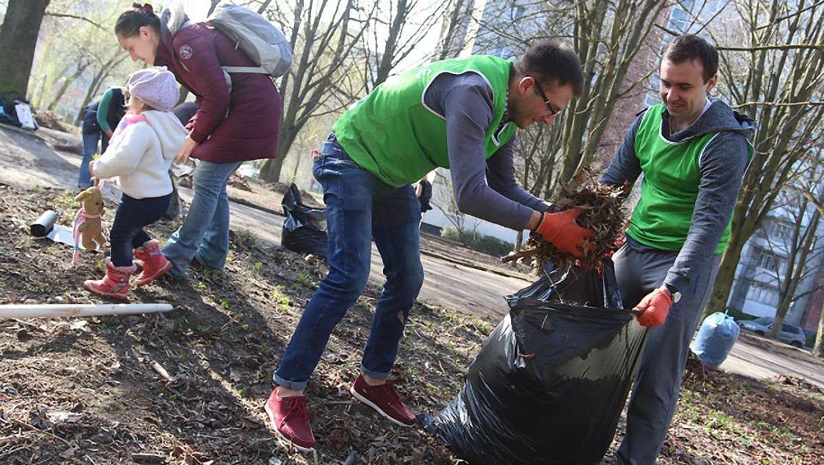Львівські чиновники взяли участь у весняній міській толоці