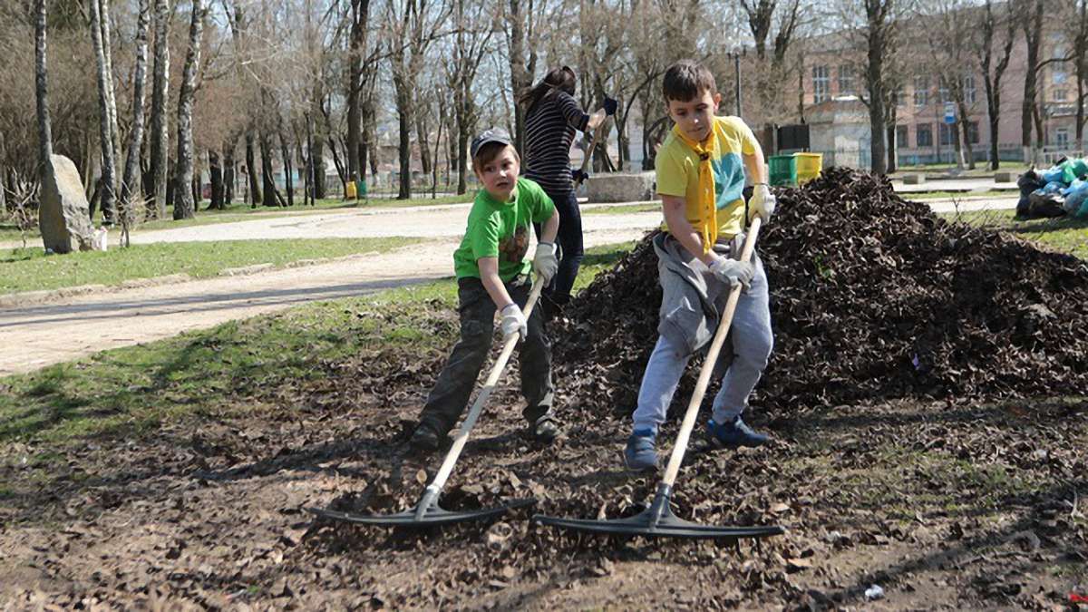 У Левандівському парку пластуни посадили нові дерева