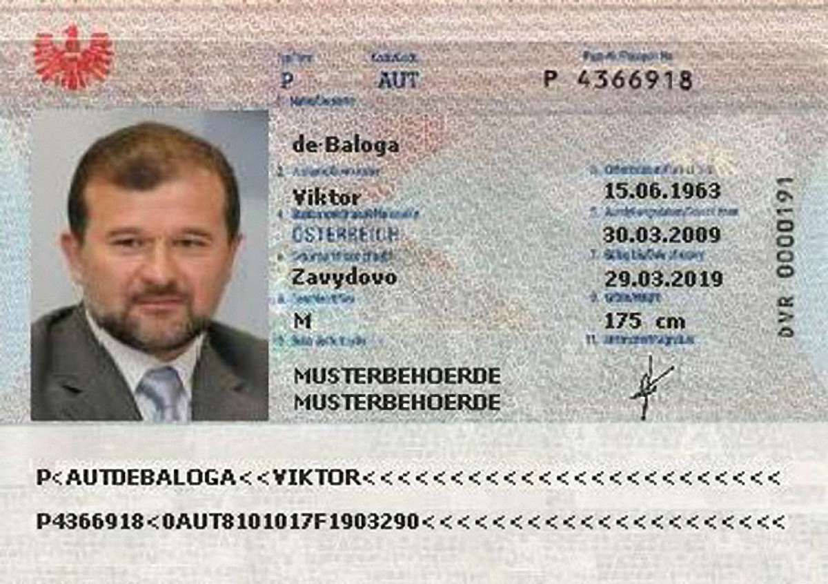 Геннадій Москаль опублікував фото австрійського паспорта Віктора Балоги