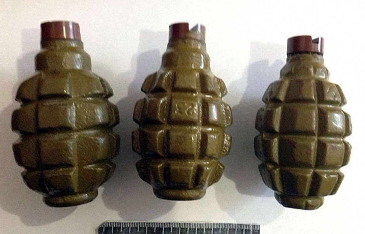 На Донеччині чоловік намагався сісти в автобус з трьома бойовими гранатами