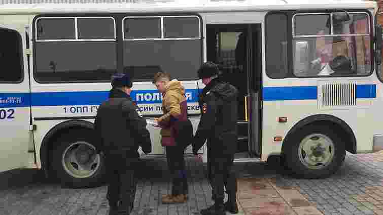 У центрі Москви поліція затримала школяра з конституцією та підручником алгебри