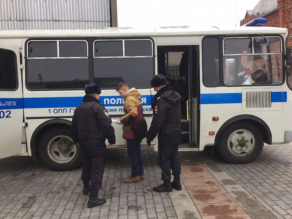У центрі Москви поліція затримала школяра з конституцією та підручником алгебри