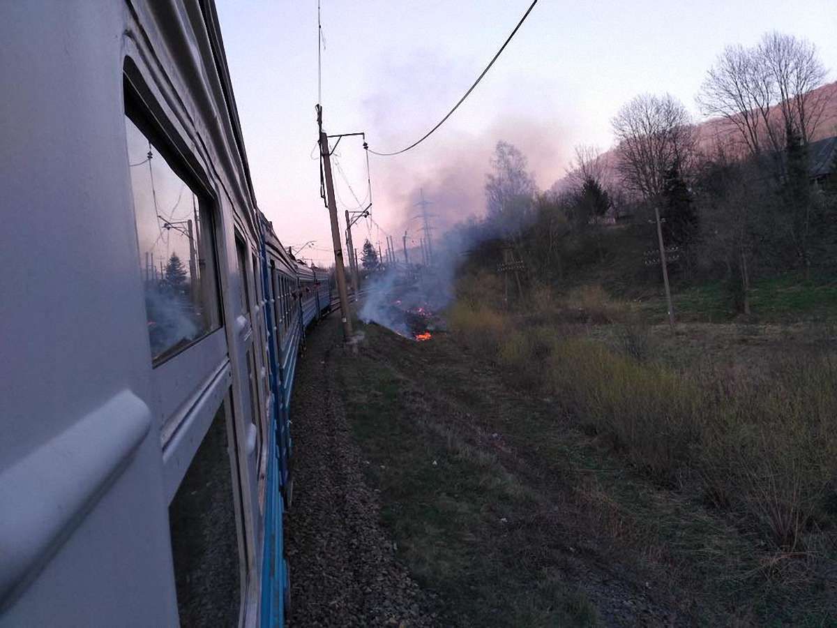 На Львівщині через спалювання трави зупинилися потяги