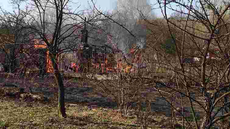 На Львівщині через спалювання трави згоріло 5 безгосподарських будівель