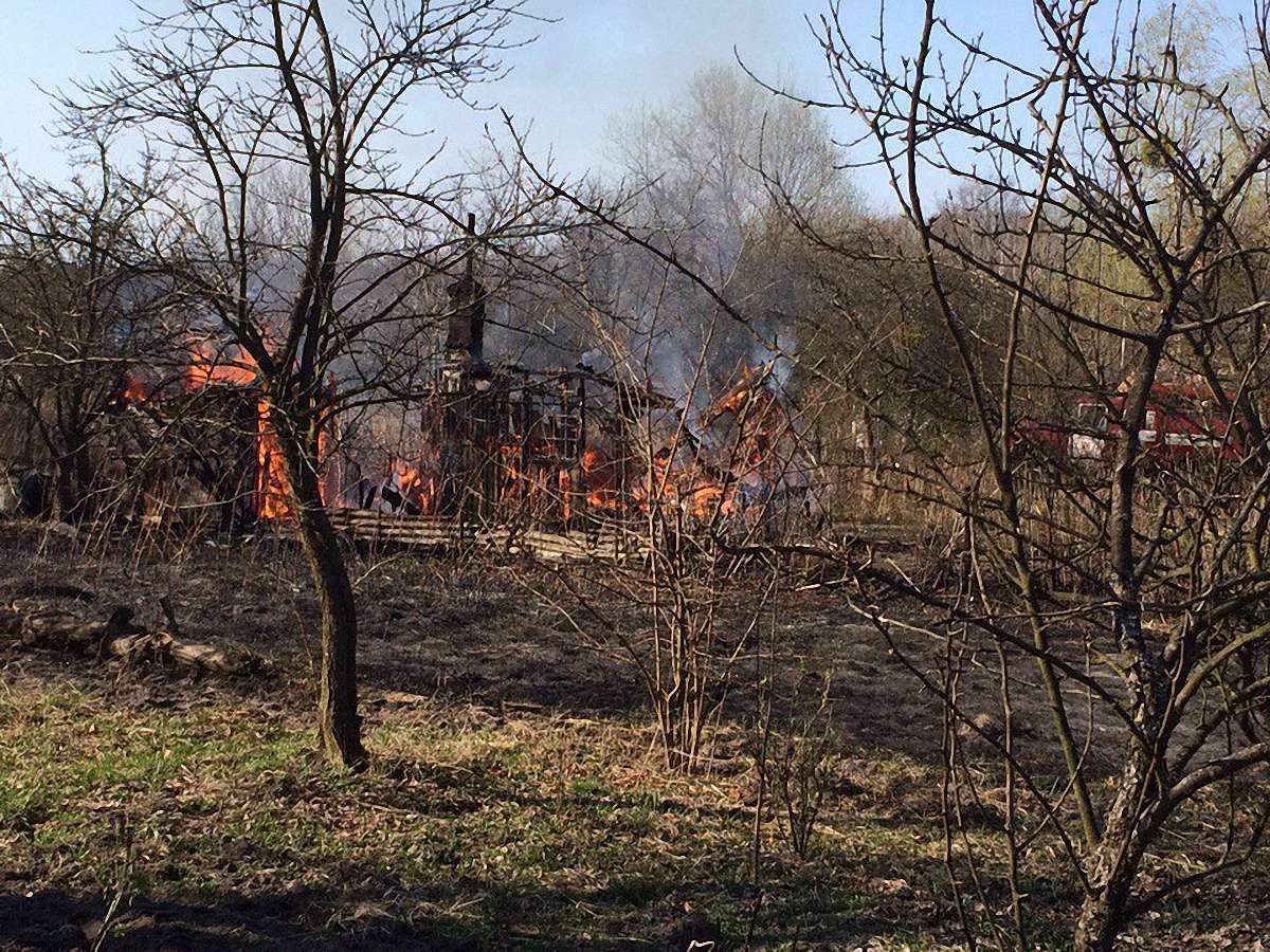 На Львівщині через спалювання трави згоріло 5 безгосподарських будівель
