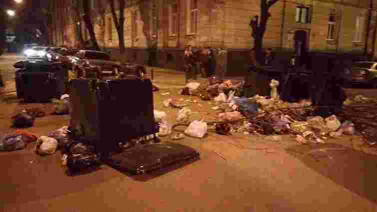 Невідомі засипали сміттям перехрестя у Львові і підпалили його