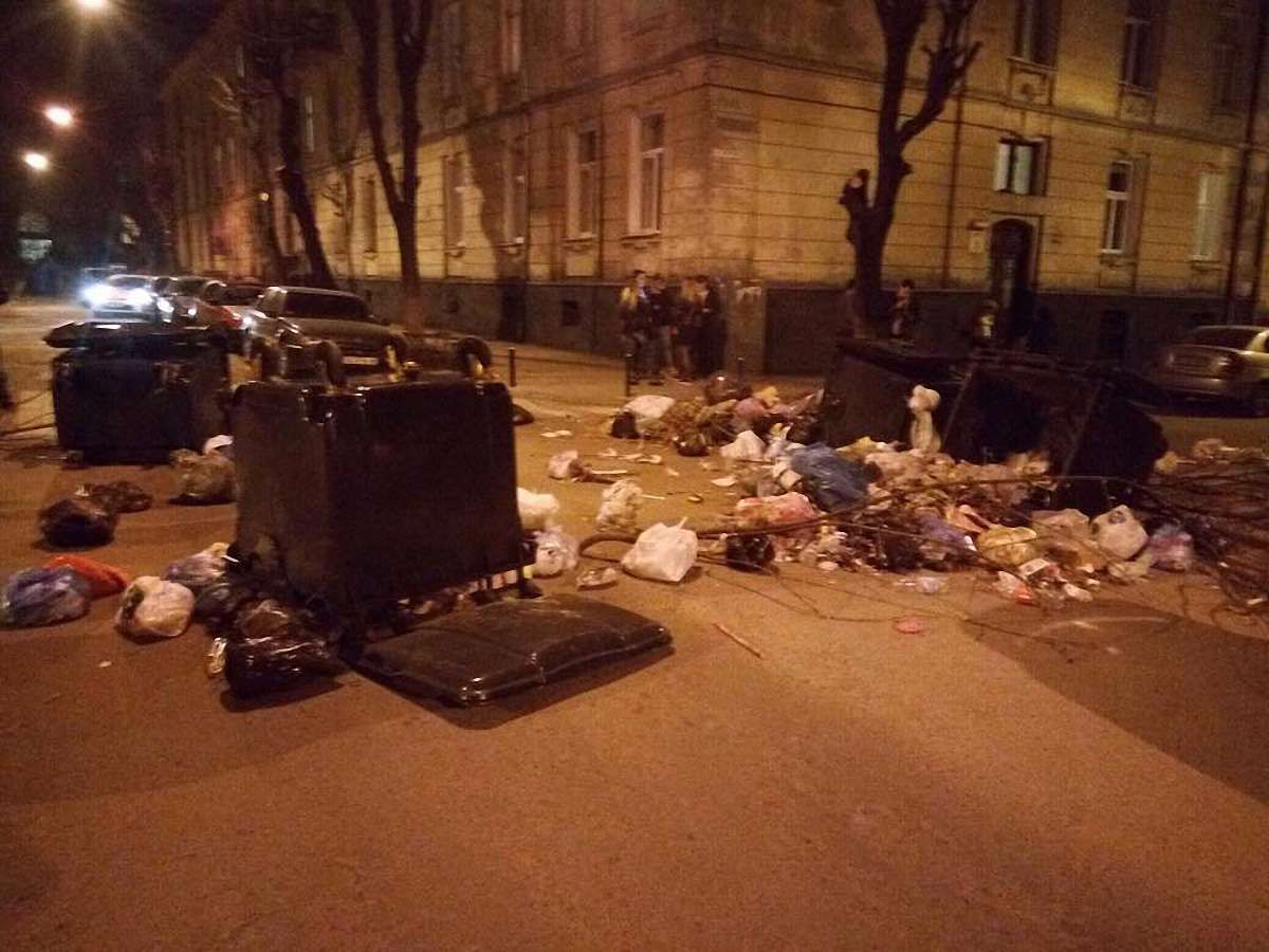 Невідомі засипали сміттям перехрестя у Львові і підпалили його