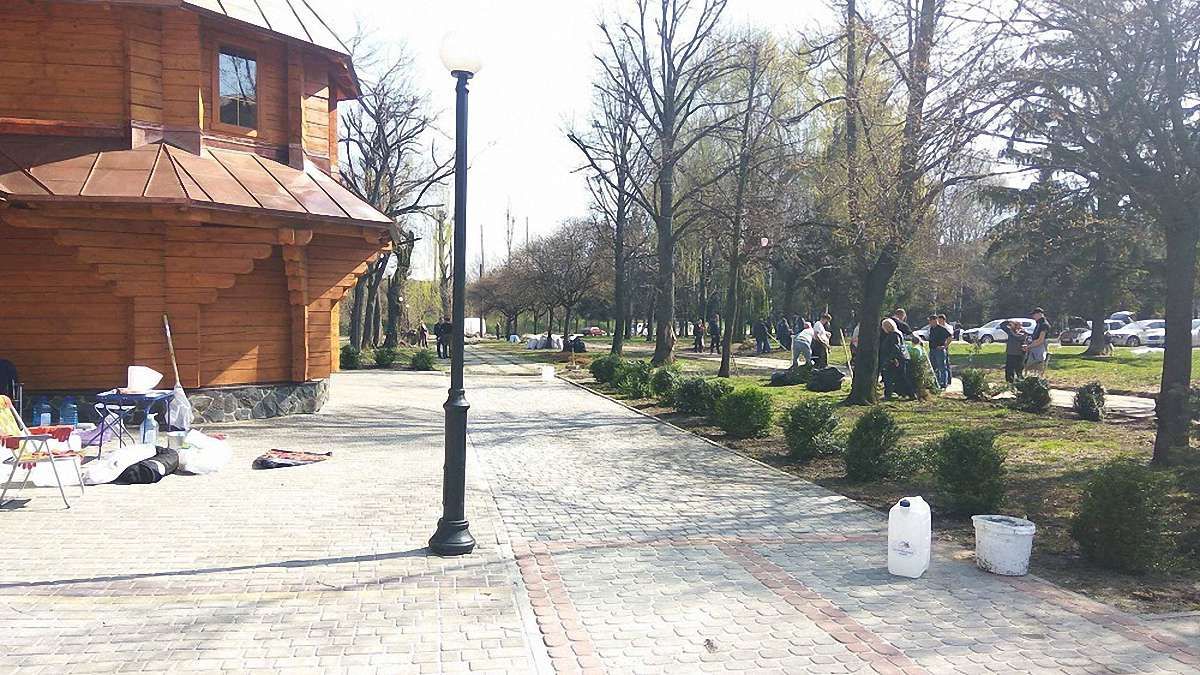 Громадські активісти облаштували сквер навколо військового храму у Львові 