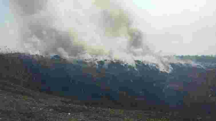 На Яворівщині спалахнула масштабна пожежа на сміттєзвалищі