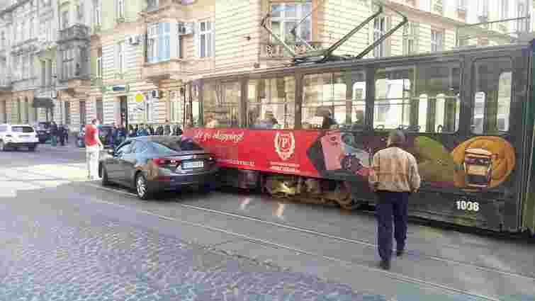 Через ДТП на вул. Франка у Львові зупинились майже всі трамвайні маршрути