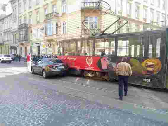 Через ДТП на вул. Франка у Львові зупинились майже всі трамвайні маршрути