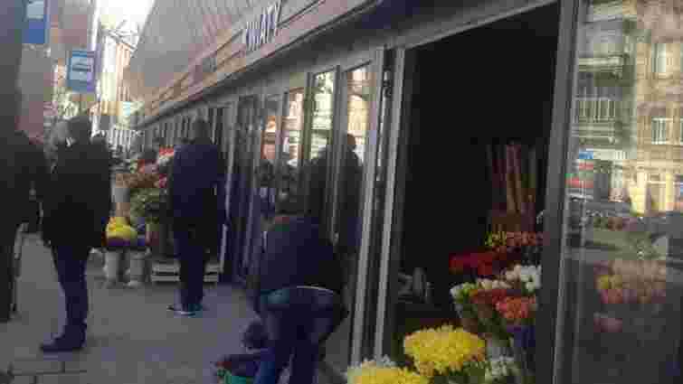 Мерія вимагає від продавців квітів зі «Стрийського ринку» звільнити тротуар