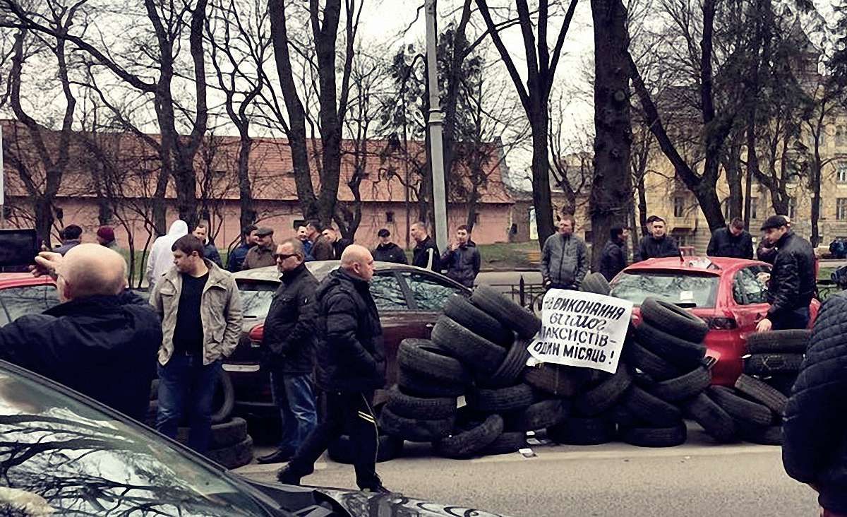 Львівські таксисти вимагають змінити законодавство для заборони Uber