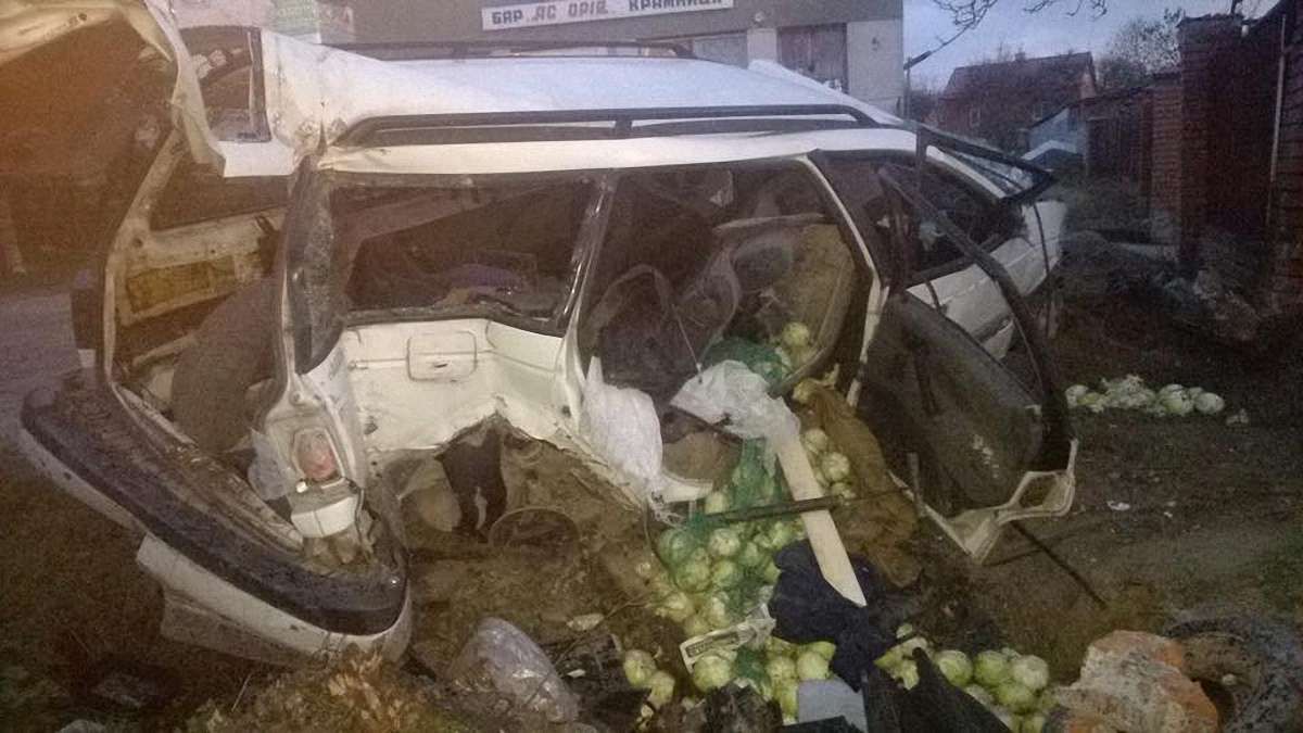 На Львівщині автомобіль в'їхав у паркан приватного будинку 