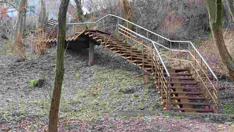 У двох парках Львова відремонтують аварійні сходи