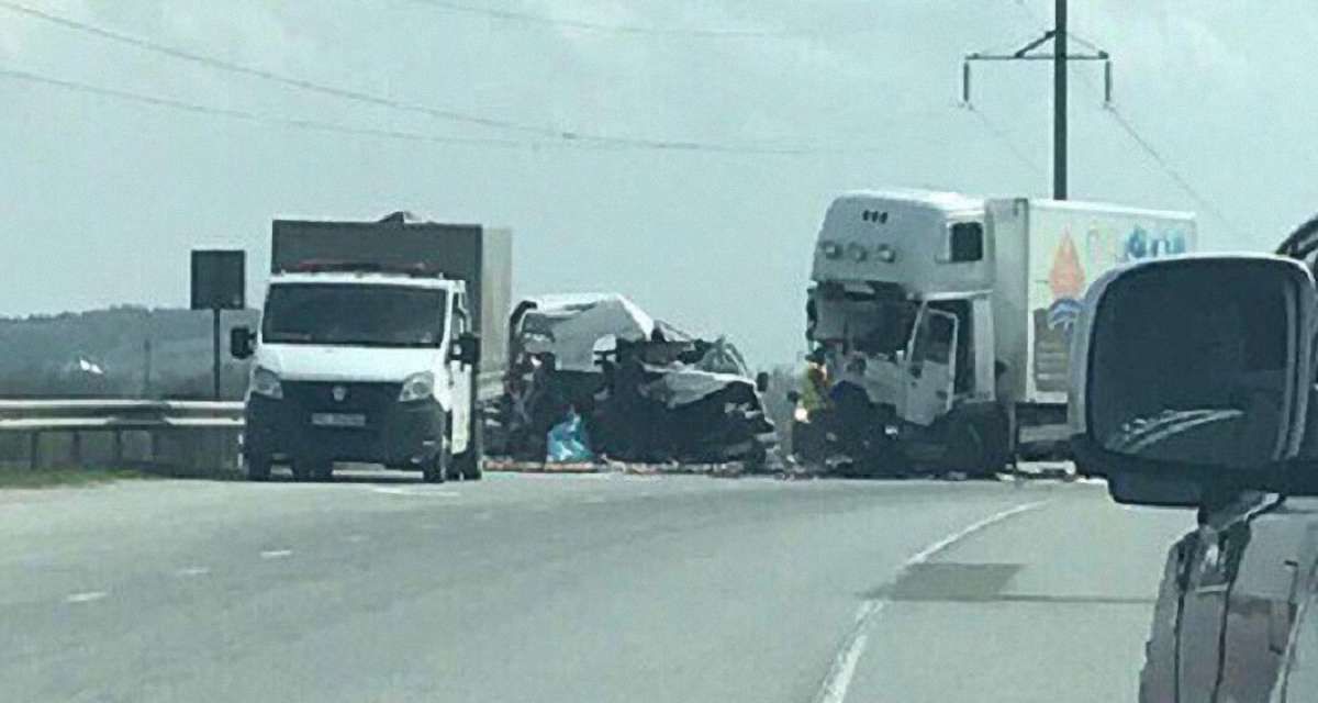 У ДТП з фурою на Львівщині загинув пасажир мікроавтобуса