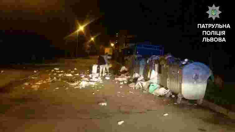 У Львові патрульні змусили підлітків прибрати сміття, яке вони розкидали по дорозі