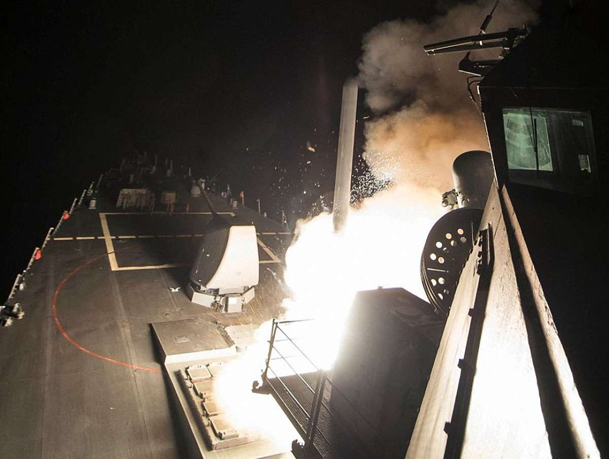 США завдали ракетного удару по авіабазі військ Асада в Сирії