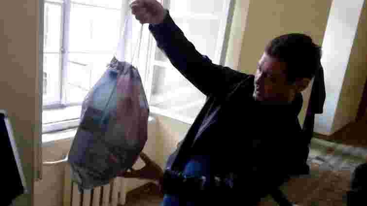 Російськомовний львів’янин заніс до Ратуші пакет зі сміттям «спеціально для мера»