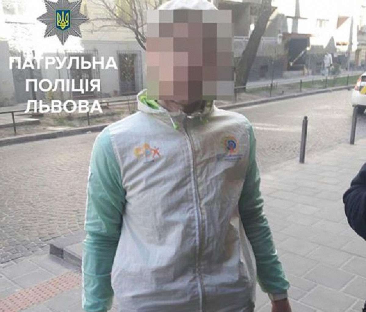 Львівські патрульні затримали чоловіка, який перебував у розшуку за розбій