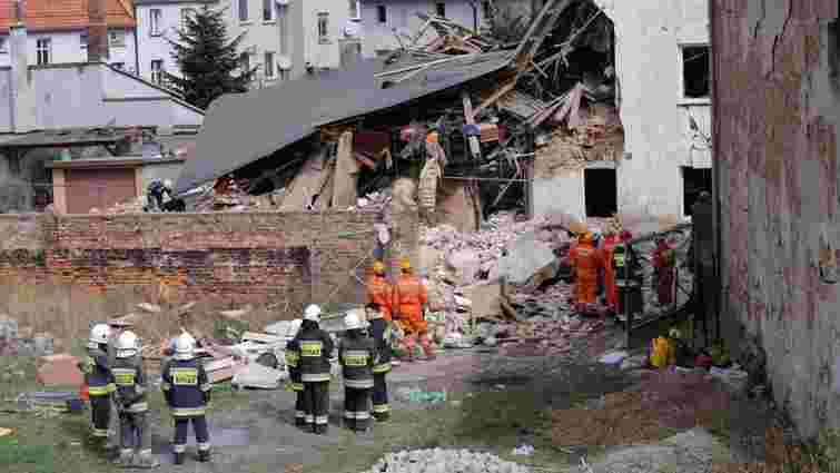 З-під завалів зруйнованого будинку у Польщі дістали чотирьох живих людей
