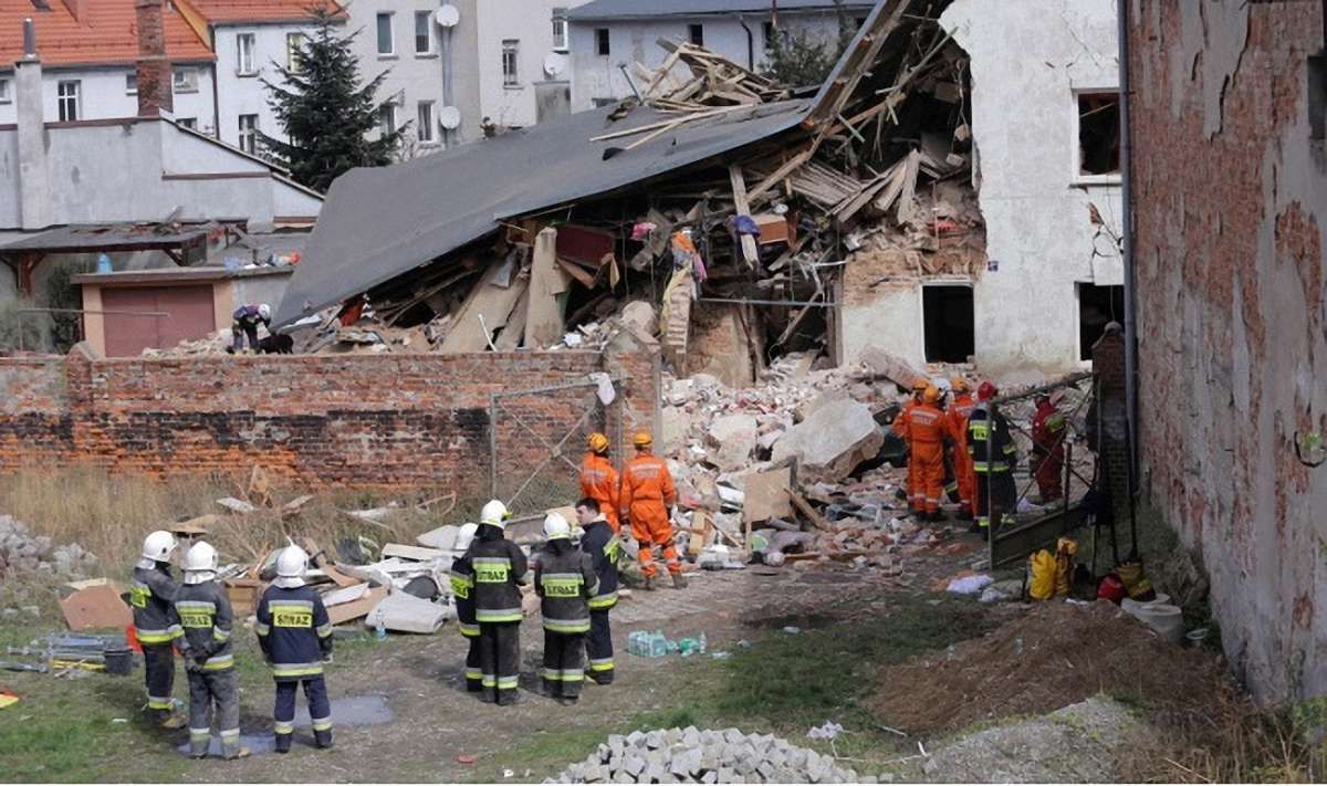 З-під завалів зруйнованого будинку у Польщі дістали чотирьох живих людей