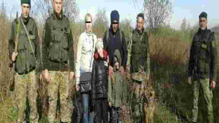 Турок та українка з неповнолітніми дітьми намагались незаконно перетнути кордон у Шегинях