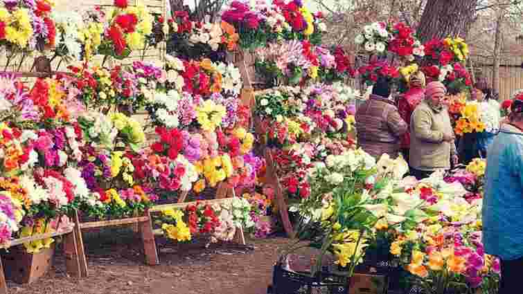 УГКЦ закликає не приносити на кладовища штучні квіти