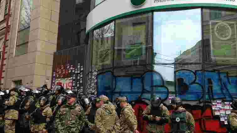 В Харкові активісти замурували відділення «Сбербанку» з двадцятьма людьми всередині