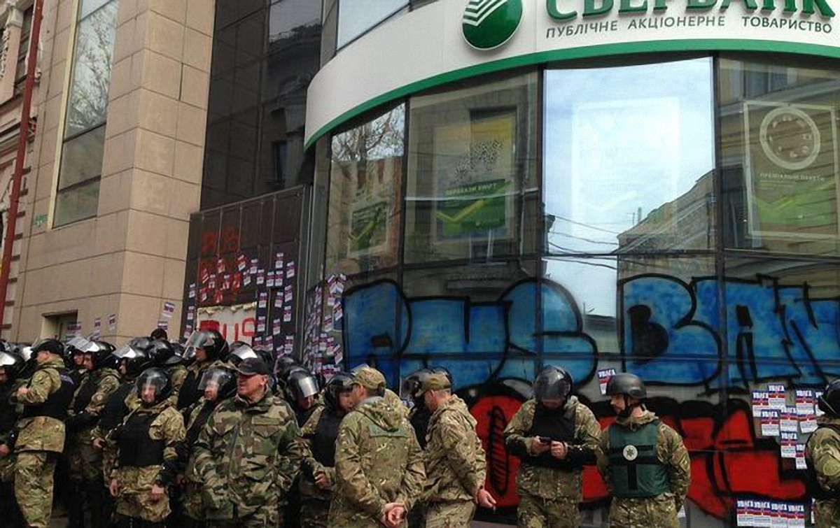 В Харкові активісти замурували відділення «Сбербанку» з двадцятьма людьми всередині