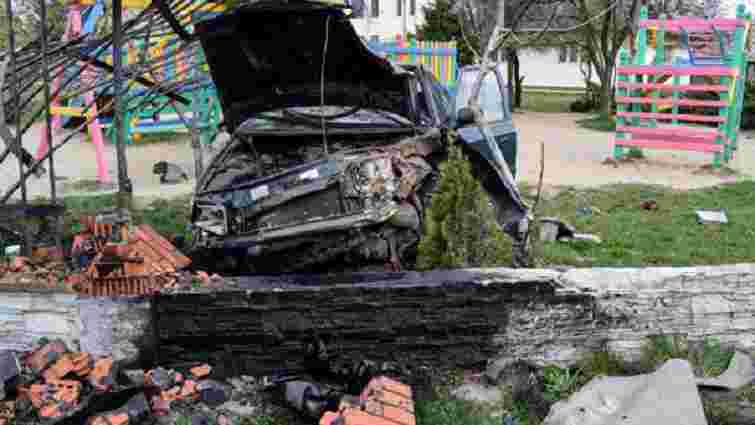 У Червонограді водій авто протаранив огорожу церкви і влетів на дитячий майданчик