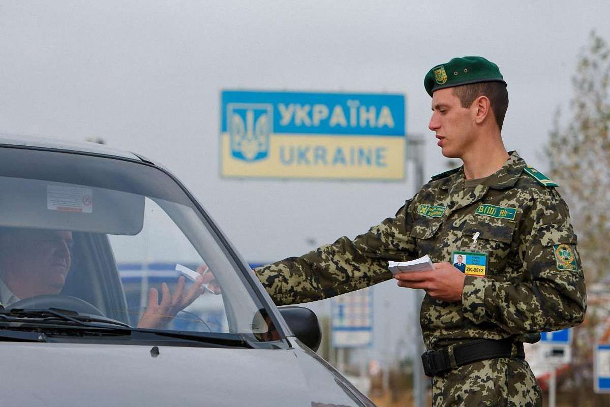ДПСУ продовжила експеримент із розділення потоку автомобілів у пунктах пропуску Львівщини