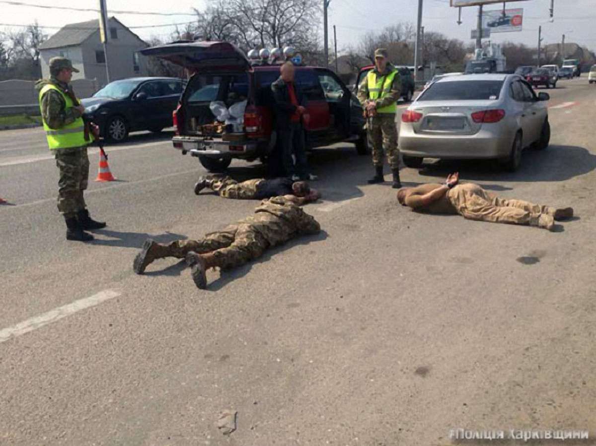 На блокпосту під Харковом поліція затримала людей у камуфляжі з арсеналом зброї
