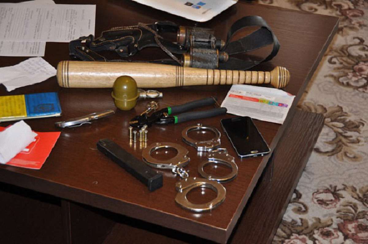 У Миколаєві затримали банду рекетирів, коли ті якраз підпалили автомобіль з черговою жертвою