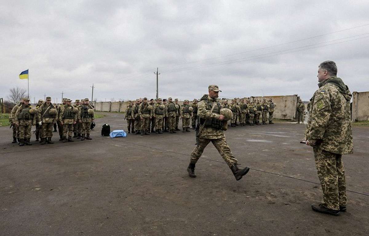 Президент  в зоні АТО вручив нагороди українським військовим