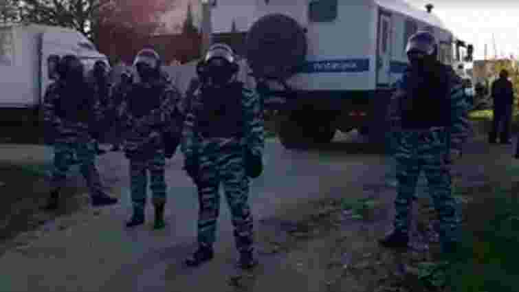 У Бахчисараї російські силовики під час обшуків побили кількох кримських татар

