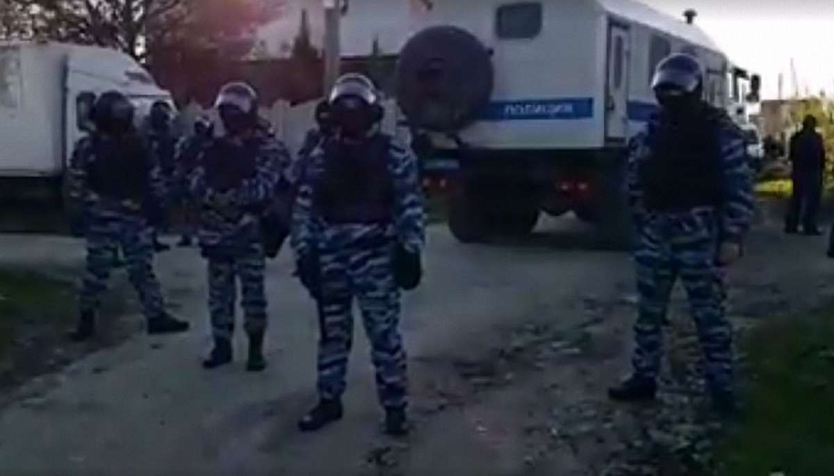 У Бахчисараї російські силовики під час обшуків побили кількох кримських татар
