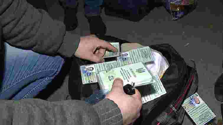 Поліція на Тернопільщині затримала шахраїв, котрі збирали гроші з водіїв за працевлаштування
