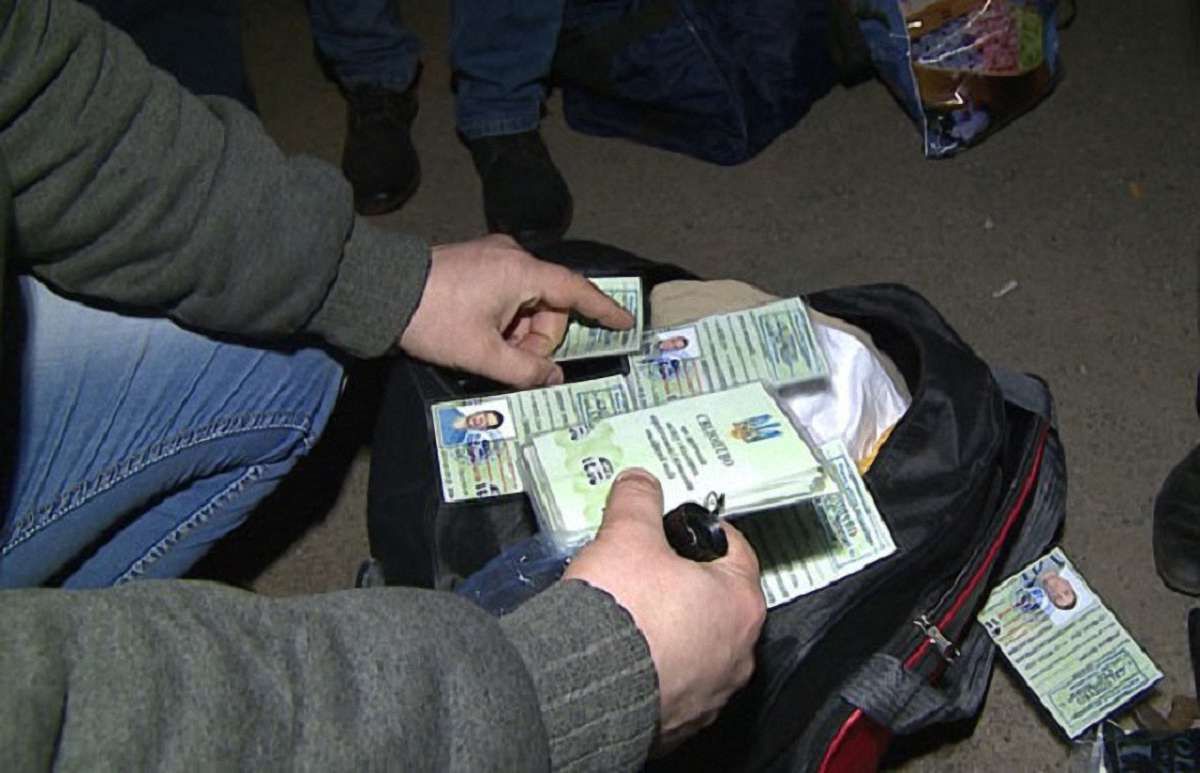 Поліція на Тернопільщині затримала шахраїв, котрі збирали гроші з водіїв за працевлаштування