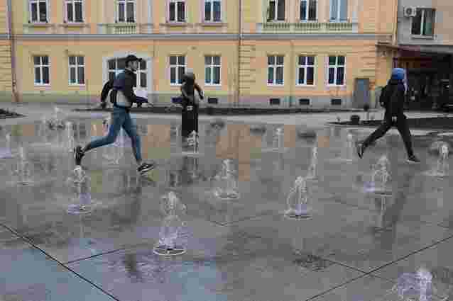 На площі Митній у Львові запрацював пішохідний фонтан
