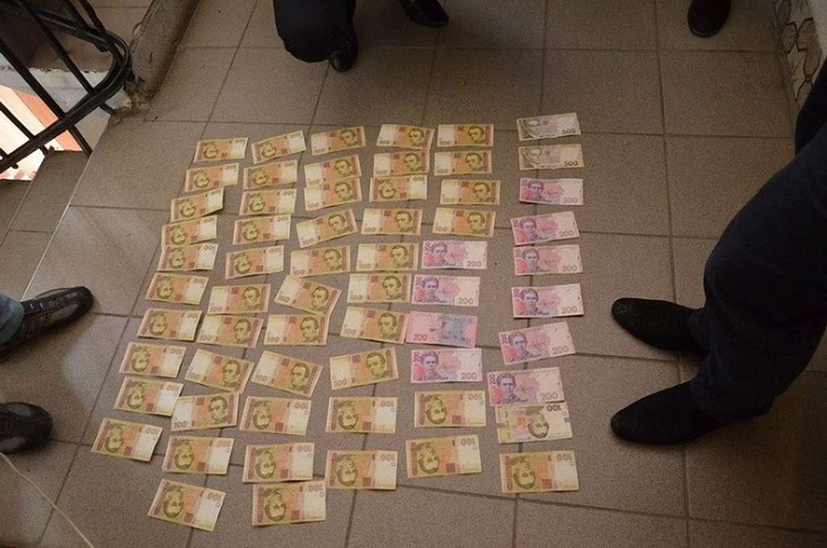 В Івано-Франківську затримали за хабарництво старшого інспектора поліції