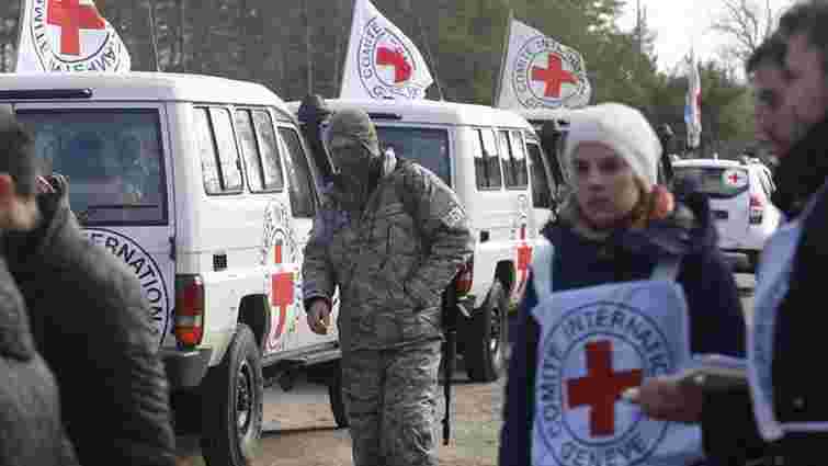 Місія Червоного Хреста передала українським заручникам на Донбасі посилки до Великодня