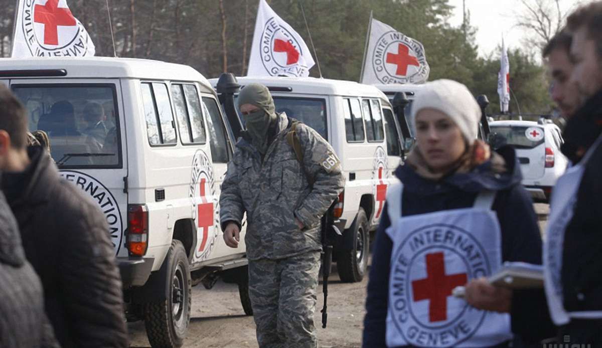 Місія Червоного Хреста передала українським заручникам на Донбасі посилки до Великодня