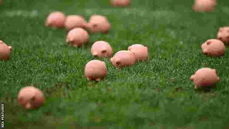 Вболівальники англійських клубів в знак протесту закидали футбольне поле іграшковими свинями