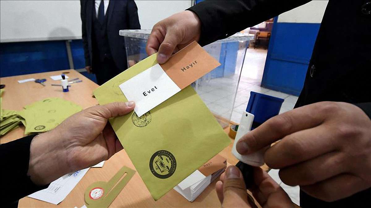В Туреччині відбувається референдум щодо зміни форми правління