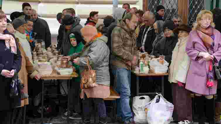 У Львові понад 300 нужденних взяли участь у великодньому сніданку з міським головою