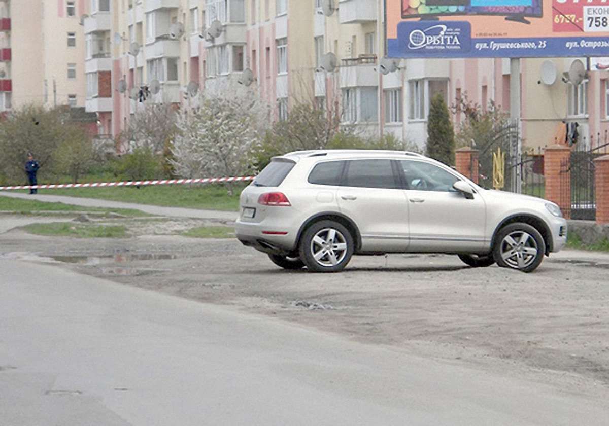 На Хмельниччині знешкодили гранату, прикріплену до автомобіля київського підприємця